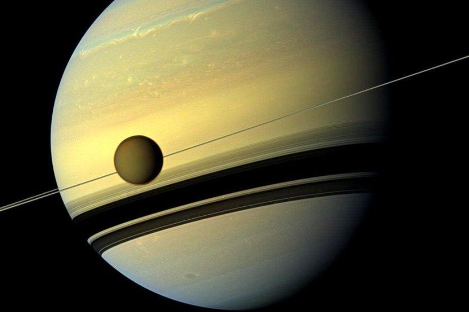 Зонд НАСА Cassini «прощается» с Титаном