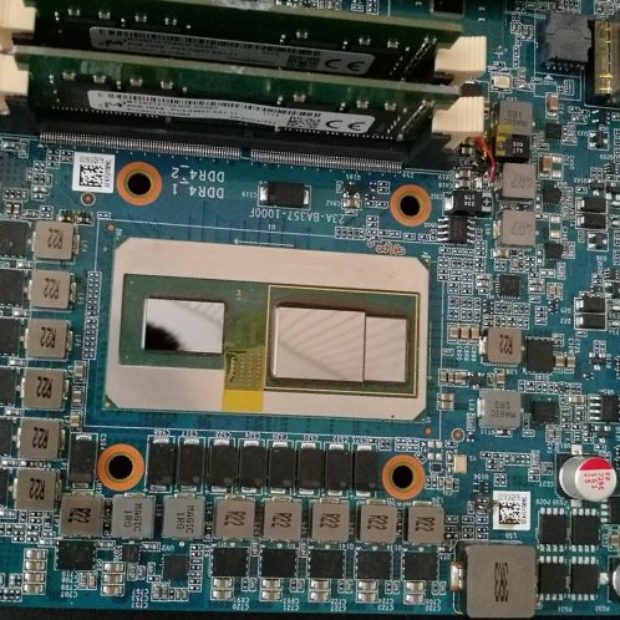 Разглядываем фотографию нового процессора Intel с графикой AMD