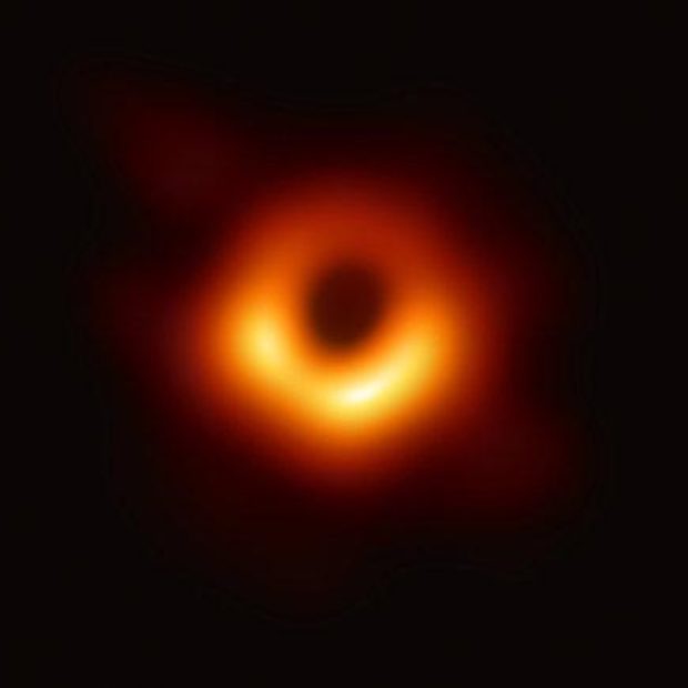 Астрономы представили первое в мире фото черной дыры